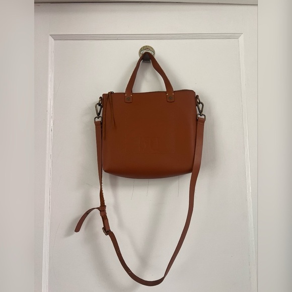 FEED Eleanor Crossbody Bag
Medium-sized crossbody leather bag with zipper $158 - Picture 8 of 8